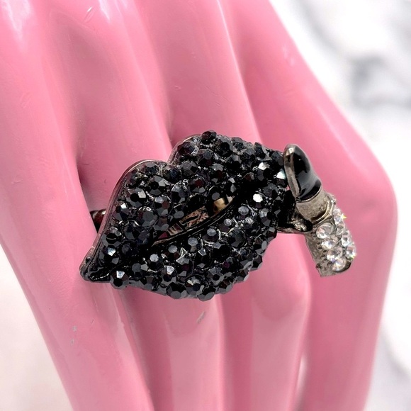 Lips & Lipstick Black Crystal Finger Fashion Ring‎ - Picture 5 of 8